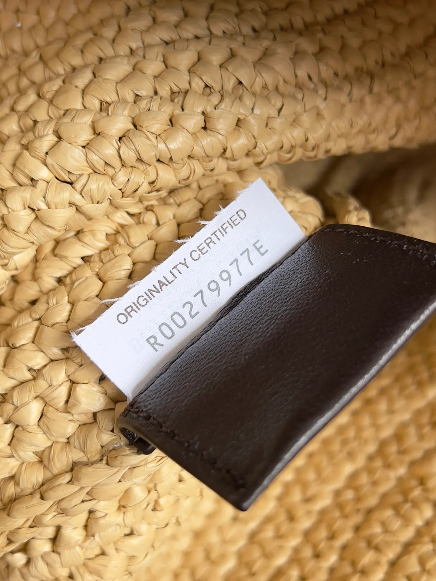 Batch 1760 In the hot summer, there must be many friends going to the beach for vacation🏖️🏖️BOTTEGA VENETA new model SARDIE is simply synonymous with vacation, fresh straw style🥥🥥 unique design that is not easy to bump into, any combination will give you a romantic holiday feel. The fish hook on the chain echoes the sardine-shaped handle, adding a touch of color to the original simple appearance. The capacity blessing greatly enhances the practicality, you don’t have to worry about not being able to put things in when you go out. Style No.: 796426 Size: 33*20*4cm